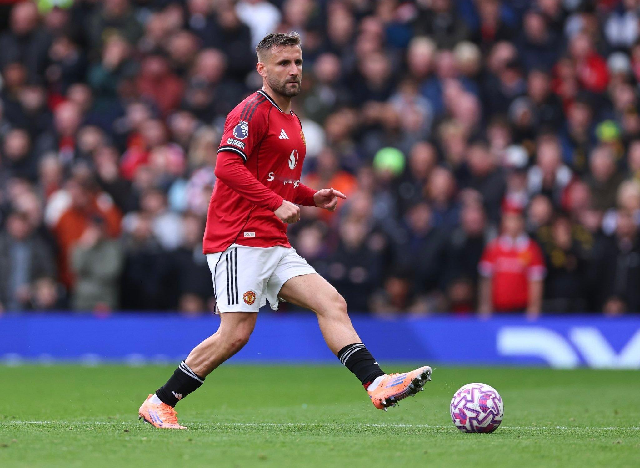 邮报分析，卢克肖应该会继续被卡神重用。卢克肖是阿莫林3-4-2-1阵型的最大受益