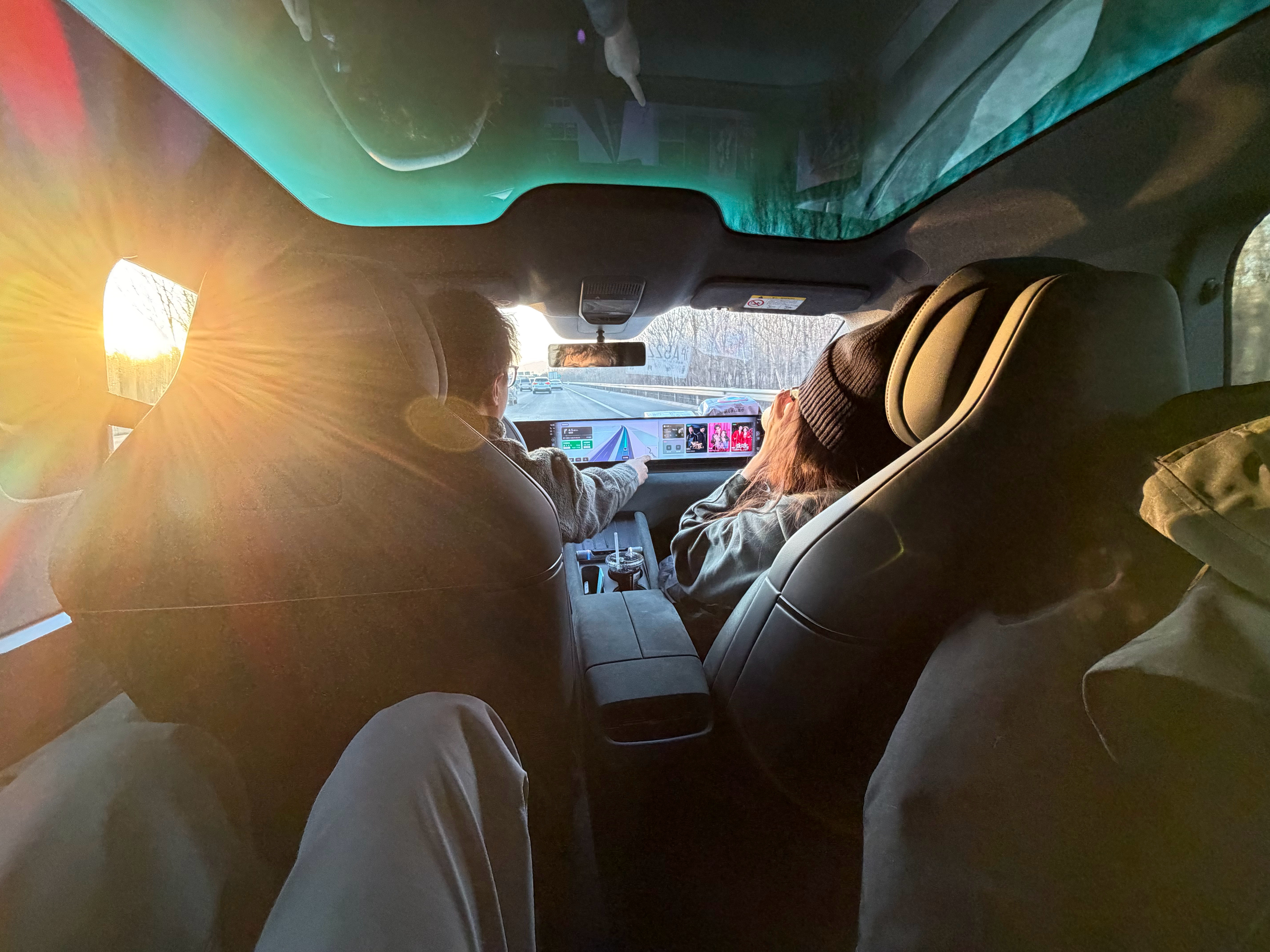 我王哥终于圆梦跟张姐坐一排了出发前特意嘱咐我多买点酒，今晚把自己灌醉