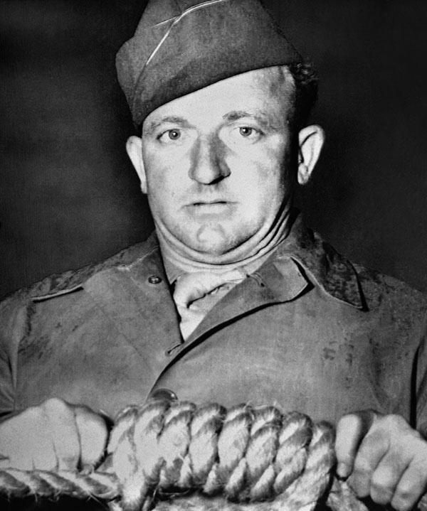 1946年，波兰刑场，一名德国女人温热的尸体被几个警察从绞刑架上抱了下来，看上去