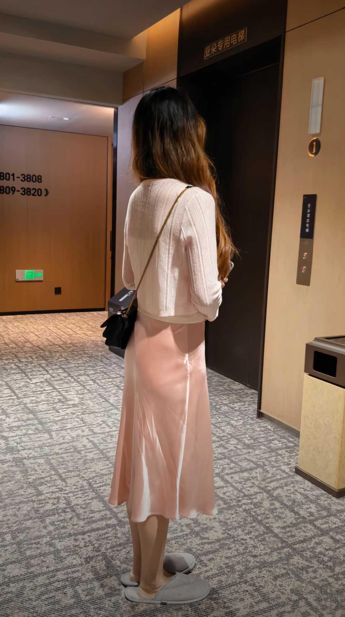 和老板娘出差结束，她忘记换鞋子了，哈哈哈！