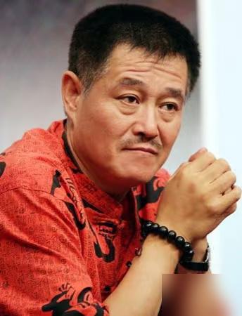 谁能想到区区一根酸黄瓜，竟能直接把赵本山的3000万真金白银给腌进土里？闫学