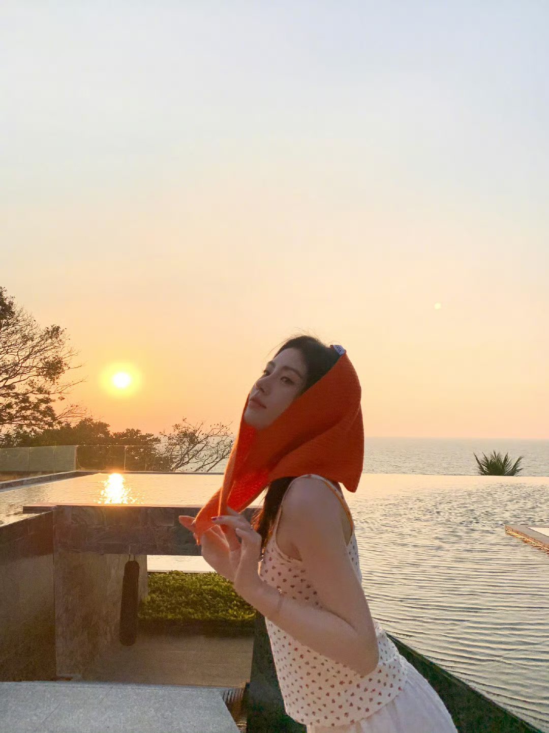 鞠婧祎海边寄来的明信片！红色头巾好可爱