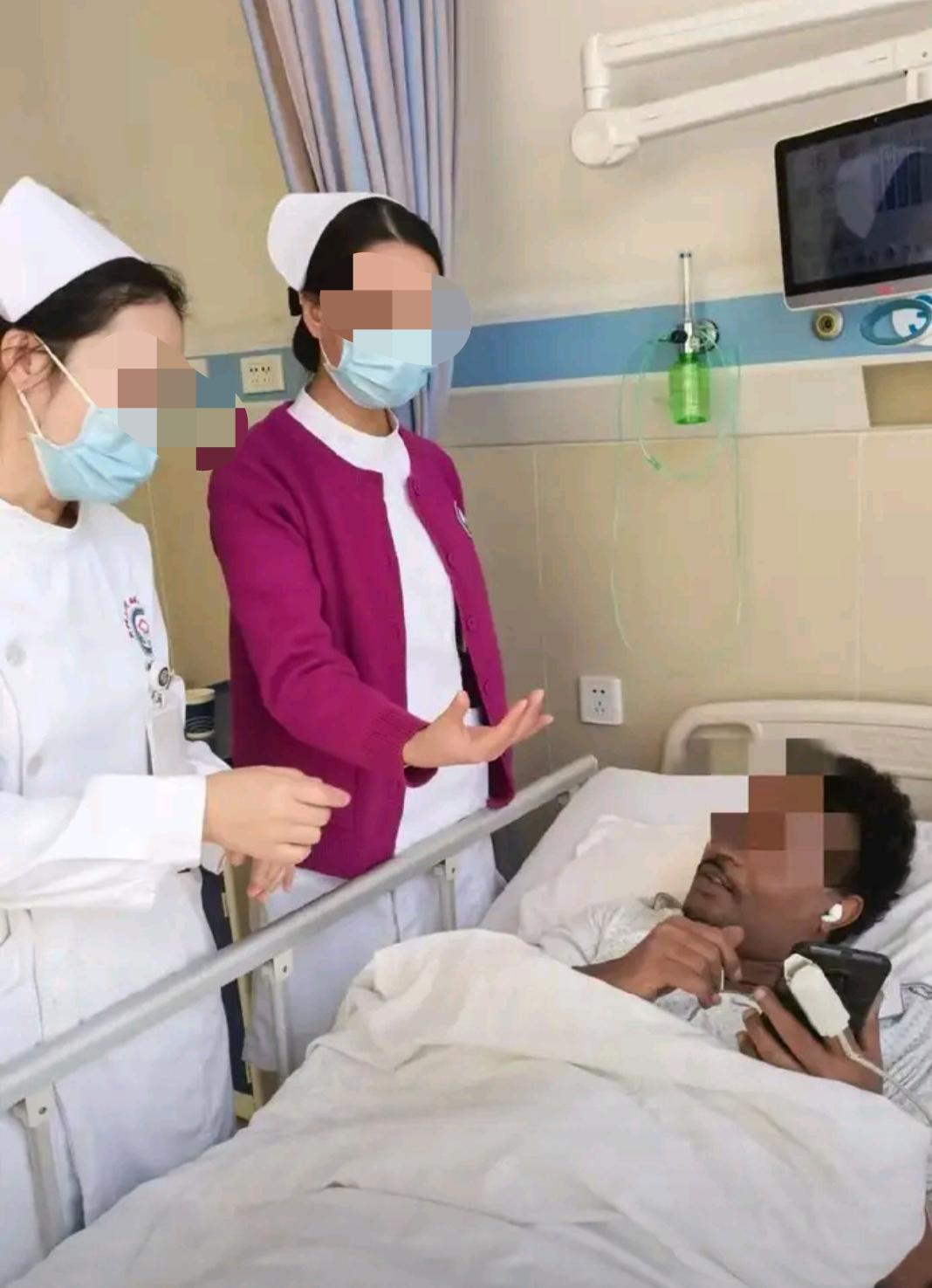 看到一些博主在写这件事，我特意去某日报查了一下，没有查到这篇报道。一个非洲留