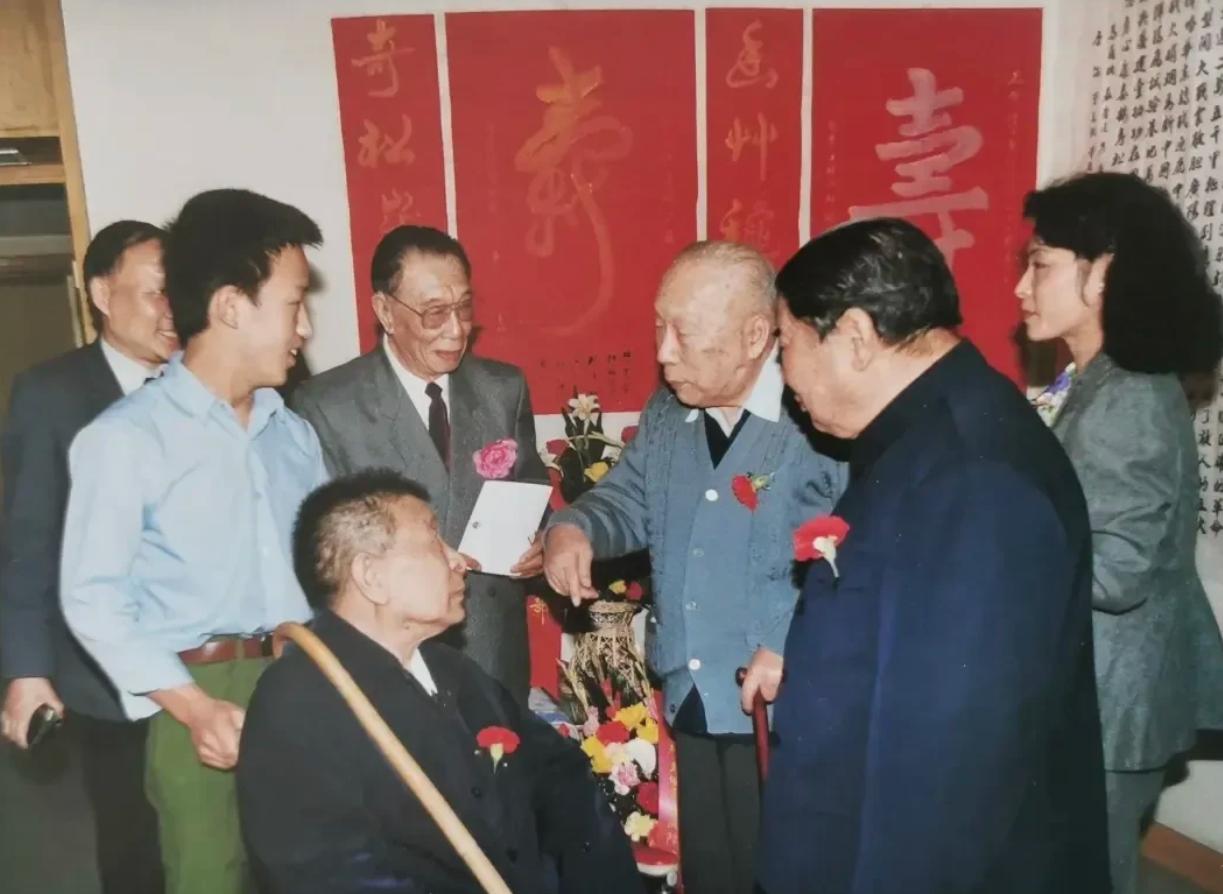 1991年北京301医院，陈士渠将军过82岁生日，战友们前来贺喜，坐轮椅的是钟期