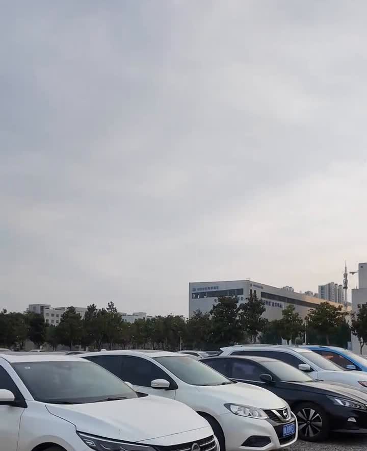 有人说分不清轩逸跟天籁，黑色的是天籁，从侧面看一下就知道它俩有什么不一样了。首先