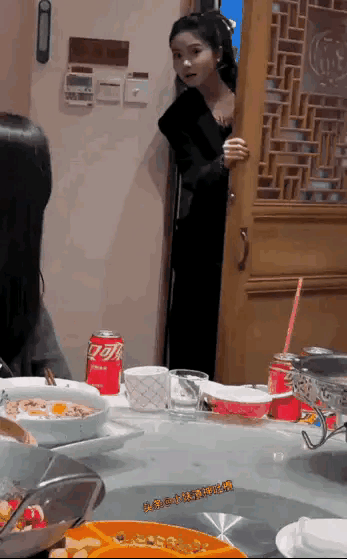一看姑娘的面相和动作，就是豪爽之人