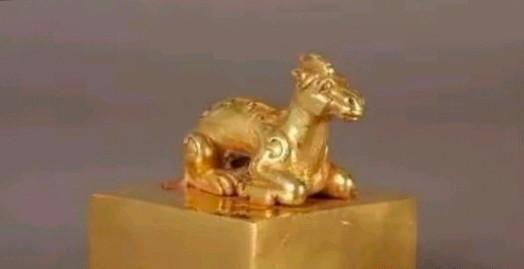 1993年，郭新科在墓中将一颗800克的皇后金印吞入腹中，回家后，他喝下一大壶香