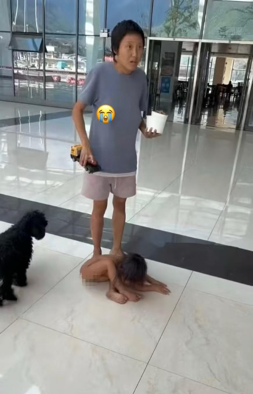 这是一位网友拍到的照片，旁边有一位疑似他妈妈的女人，头发剪的非常短，参差