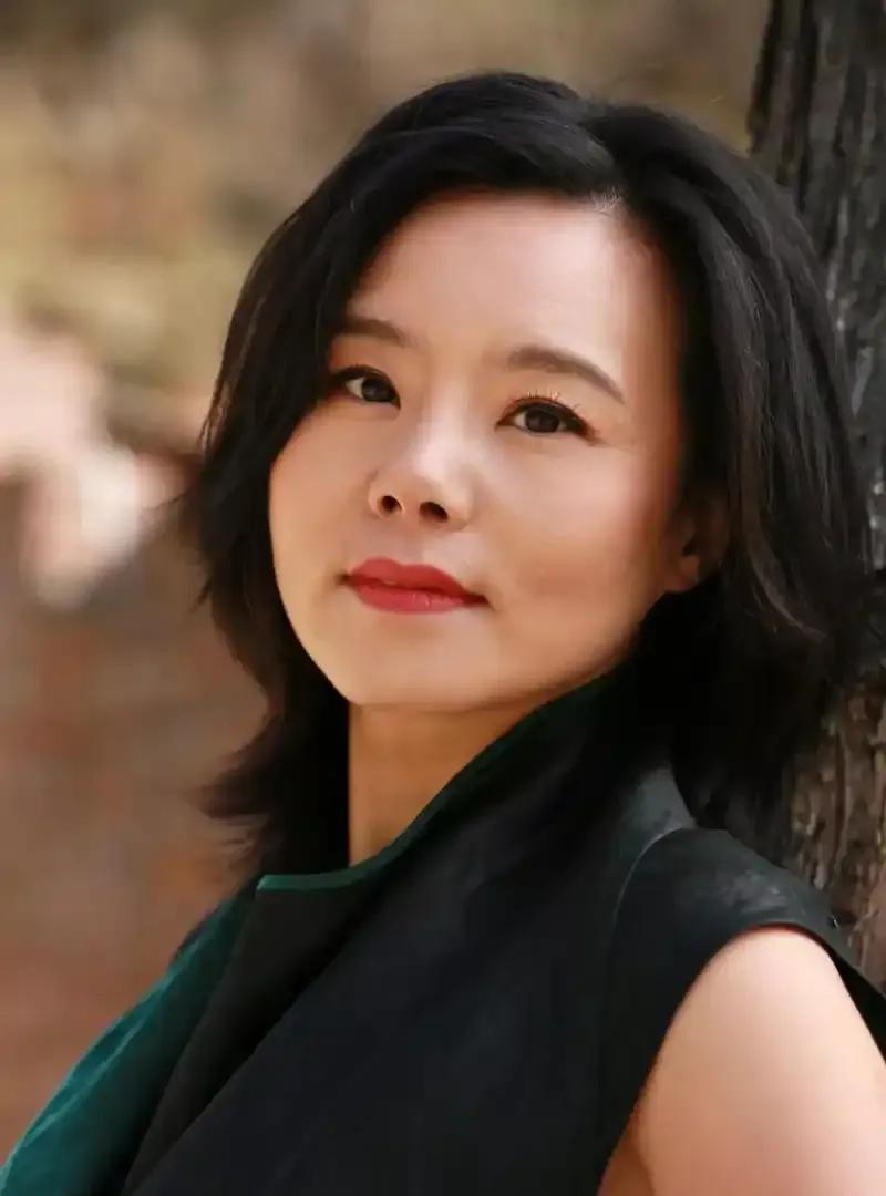 龚琳娜近日首谈与老锣离婚原因，称两人因音乐结缘却陷入“藤缠树”式过度依赖，婚姻中