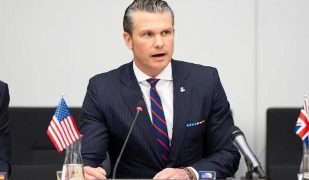 美国防长的话炸了锅：中美要是开打，20分钟内，他们的航母全得沉！美国防长说