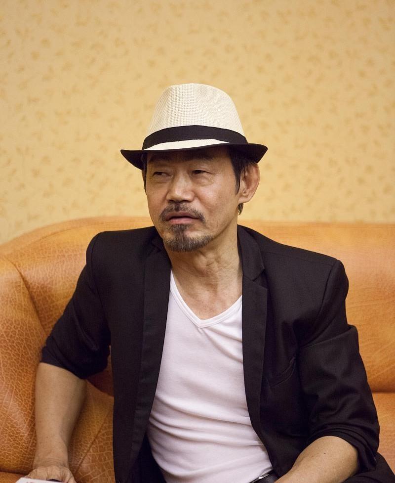 2003年，周星驰拍《功夫》，他对元华说:“你要演一个好色的包租公。”元华问:“