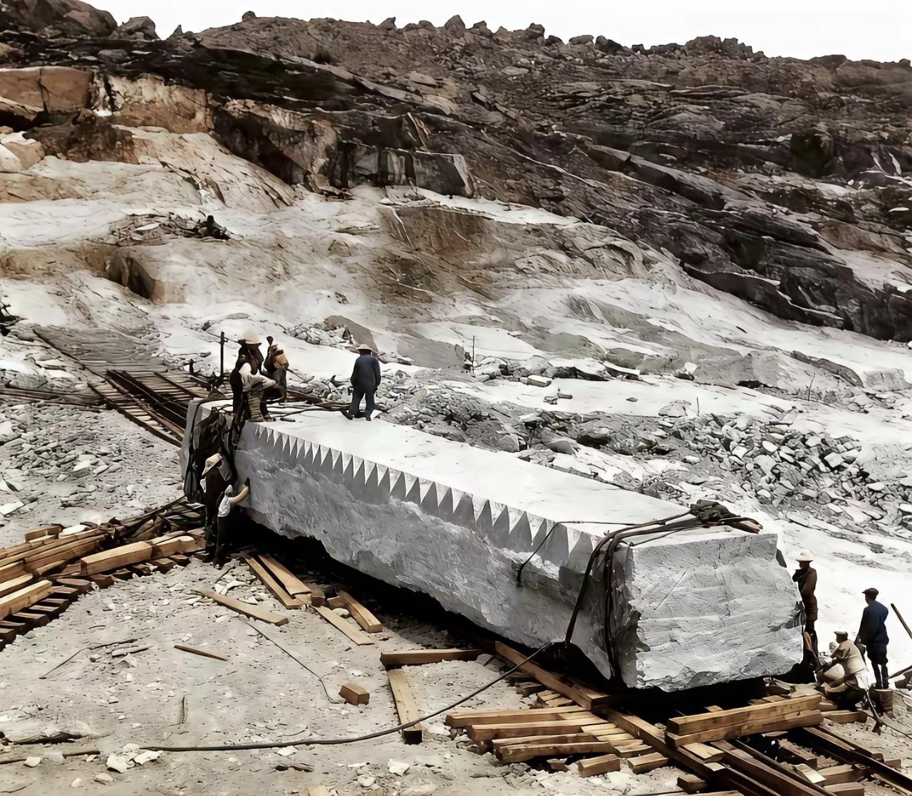 照片拍摄于1953年的青岛浮山采石场，工人们正在搬运一块巨大的花岗岩，这块石头就