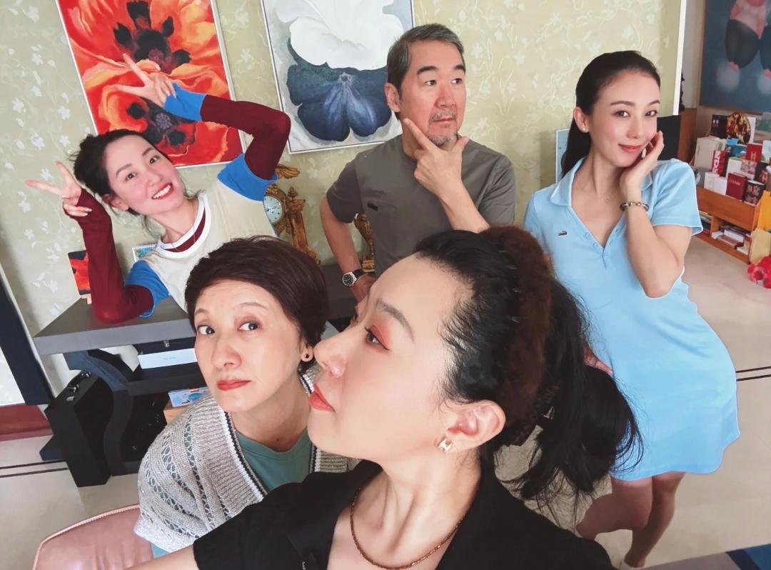 张国立邓婕夫妻近照怎么样张国立和邓婕烟火气十足，老俩口闲瑕时邀好友相聚，喝茶聊天
