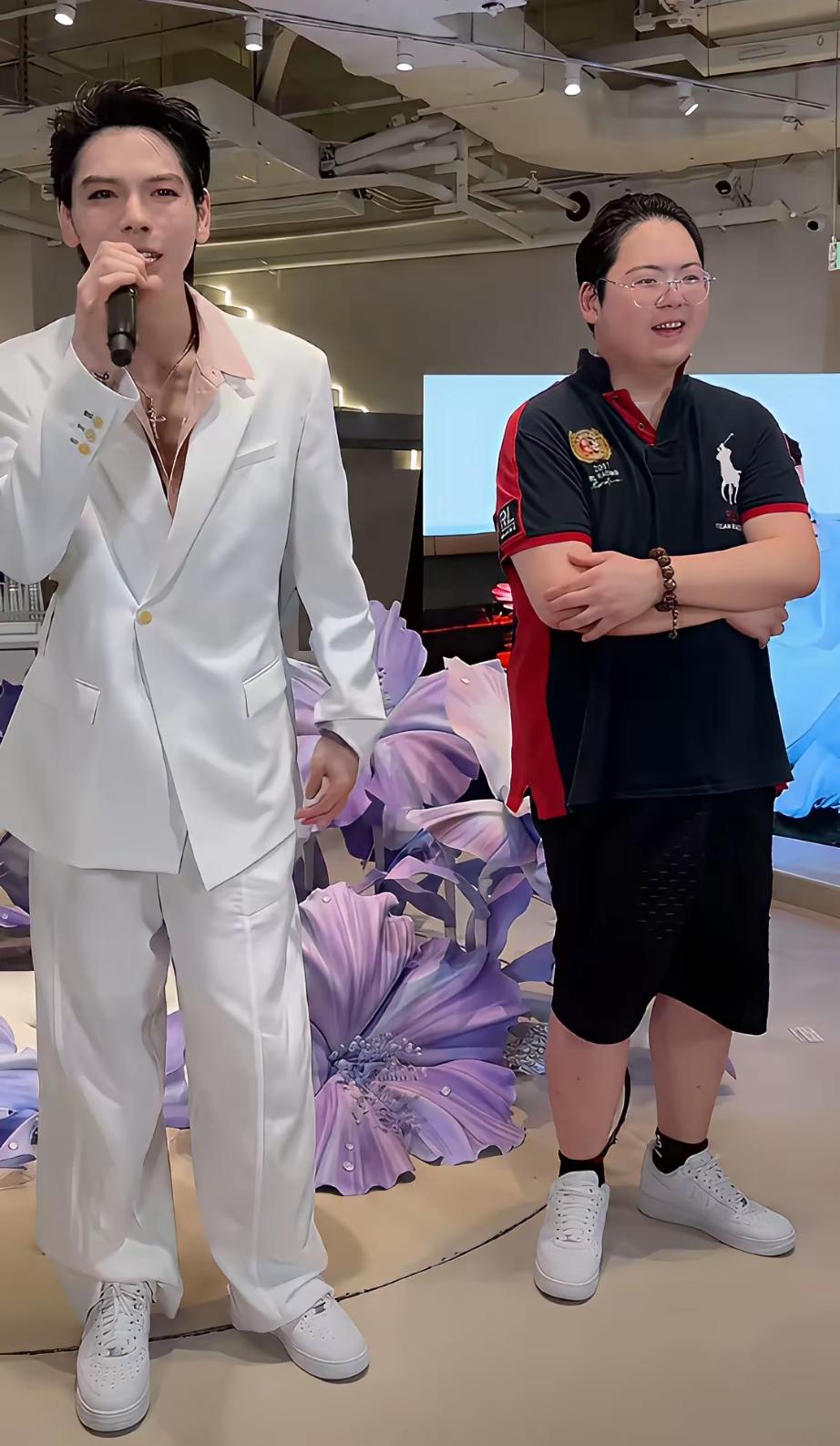 难怪向太看不上向佑，这事儿掰开了说，真不冤。翻了翻他那几次打架的报道，每次