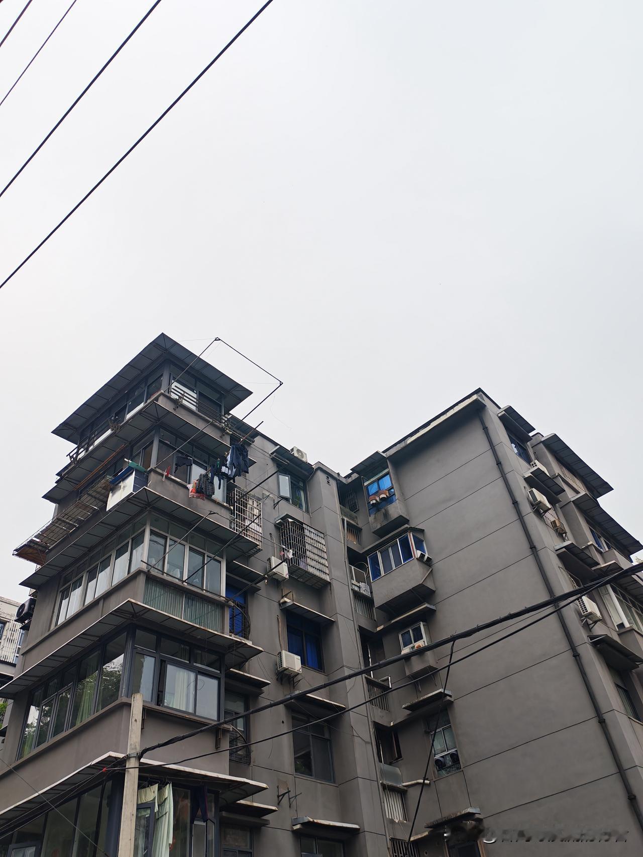 “家里还是得有存款，心里才踏实。”夜里翻来覆去算这笔账。老表那套七十平的老房