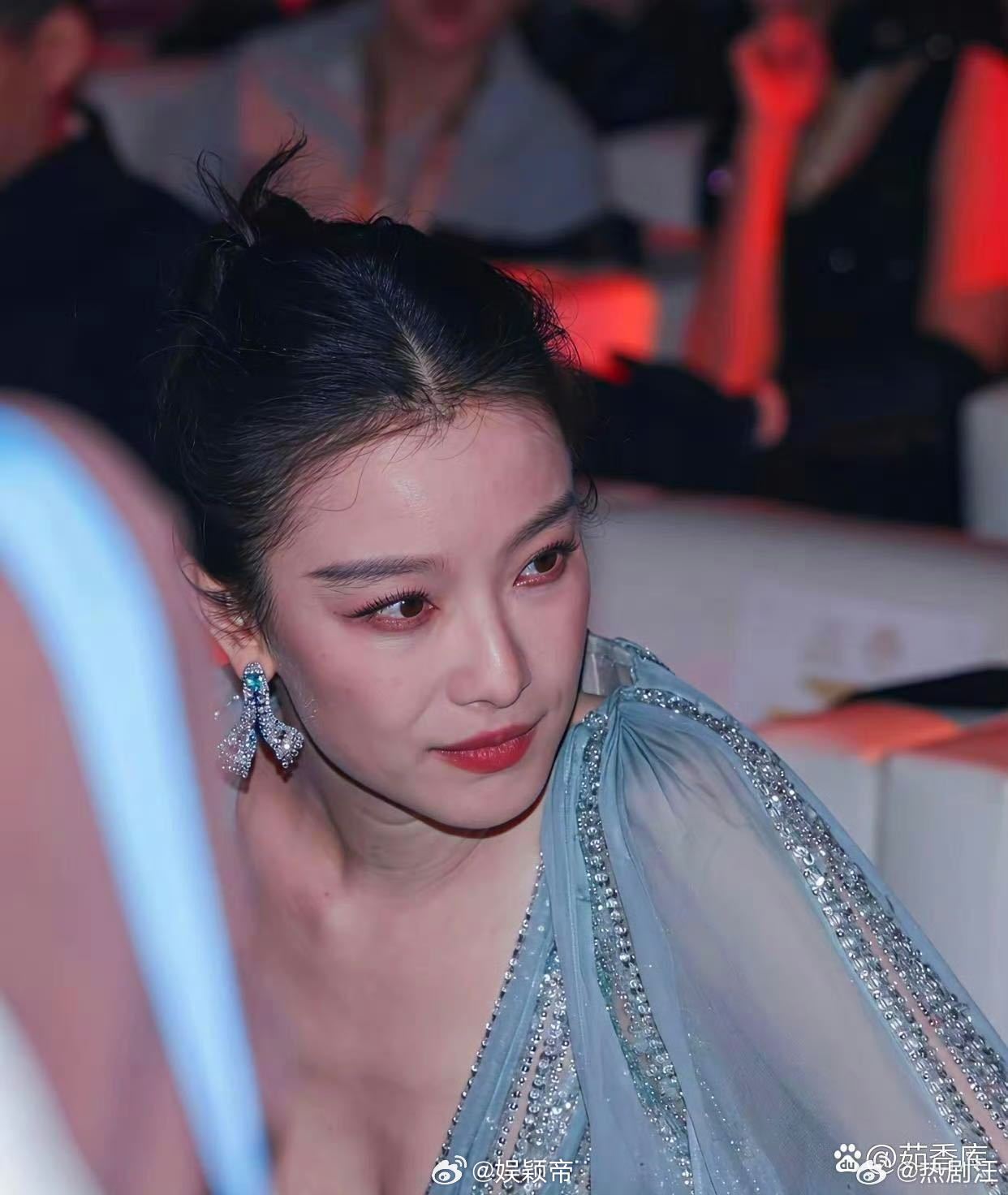 倪妮这铁真没白撸流畅的肌肉线条，舒展的体态，这铁真没白撸！倪妮的美，是自律和时