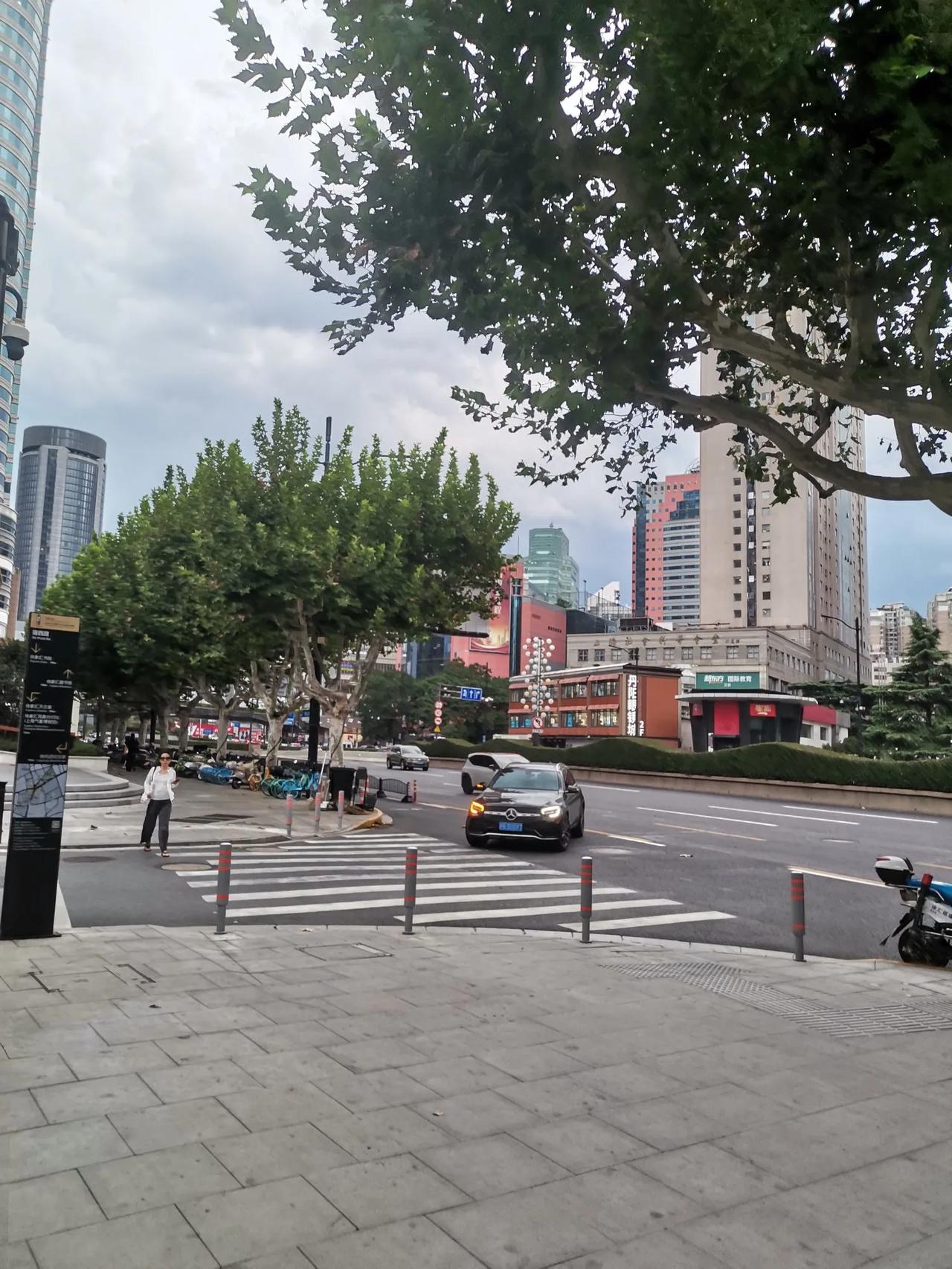 你明白了这个道理，就明白了为什么房子越降价越没人买，房子上升时，人们都预见房