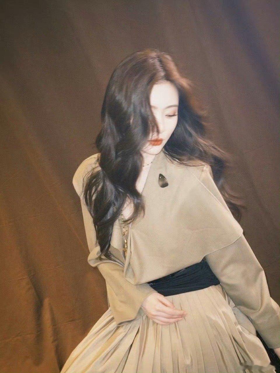 在观众席捕获一只野生主唱！陈卓璇悄悄混入人群晃脑袋的样子，像极了隔壁班来看演出的