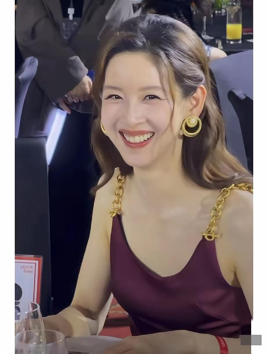 章泽天又给所有的女人上了一个课哪怕你是身价不菲，哪怕你有一个有钱的老公，也不