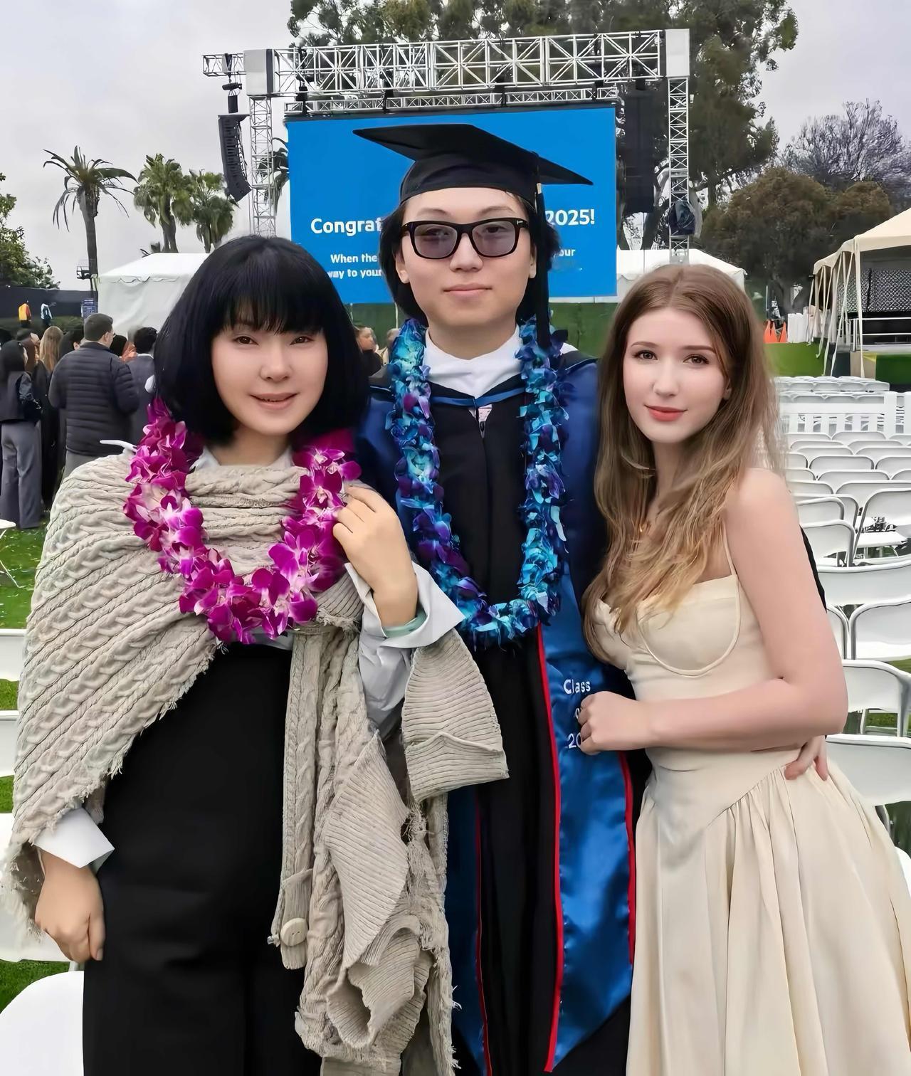 57岁歌手陈红现身美国，出席23岁儿子大学毕业典礼，儿子的外籍女友漂亮有气质。