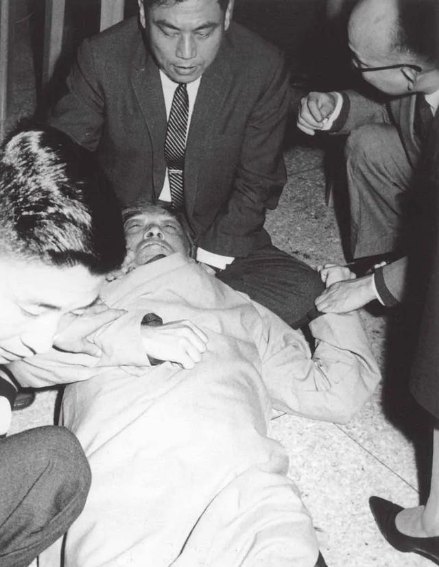 1962年2月，胡适在宝岛因病去世，长子胡祖望从纽约赶来奔丧，江冬秀问儿子：“你