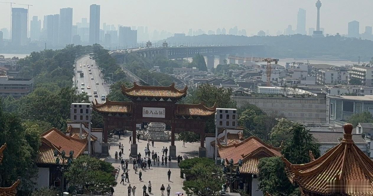 下午闲着去黄鹤楼遛遛弯儿，爬到上面正冲着长江大桥方向拍照，就听旁边一个大姐指着“