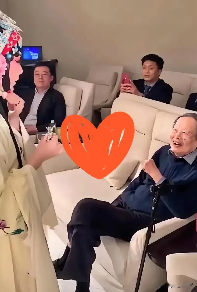 前不久翁帆迎来49岁生日，想当初28岁的年轻貌美的她不顾家人反对嫁给82岁的杨老