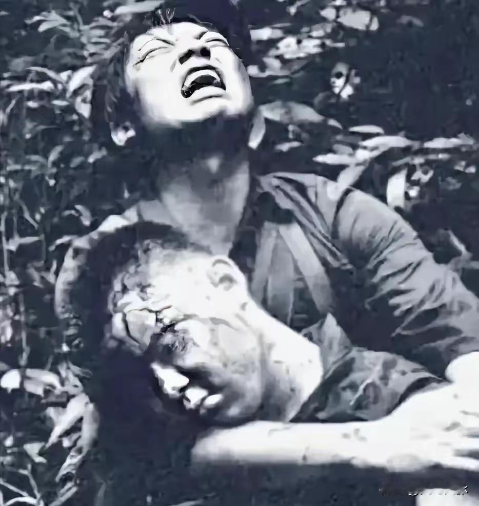 1987年的老山战场，32岁的解放军连长陈为民壮烈牺牲。战友兼同乡李发忠抱着他满