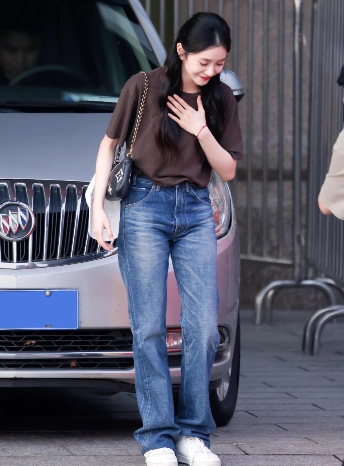 看看美女的衣服