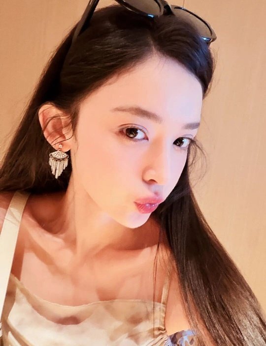 娜扎刚起床的素颜原相机记录刚睡醒的模样，头发微微炸毛，带着晨起轻微水肿，没有妆容