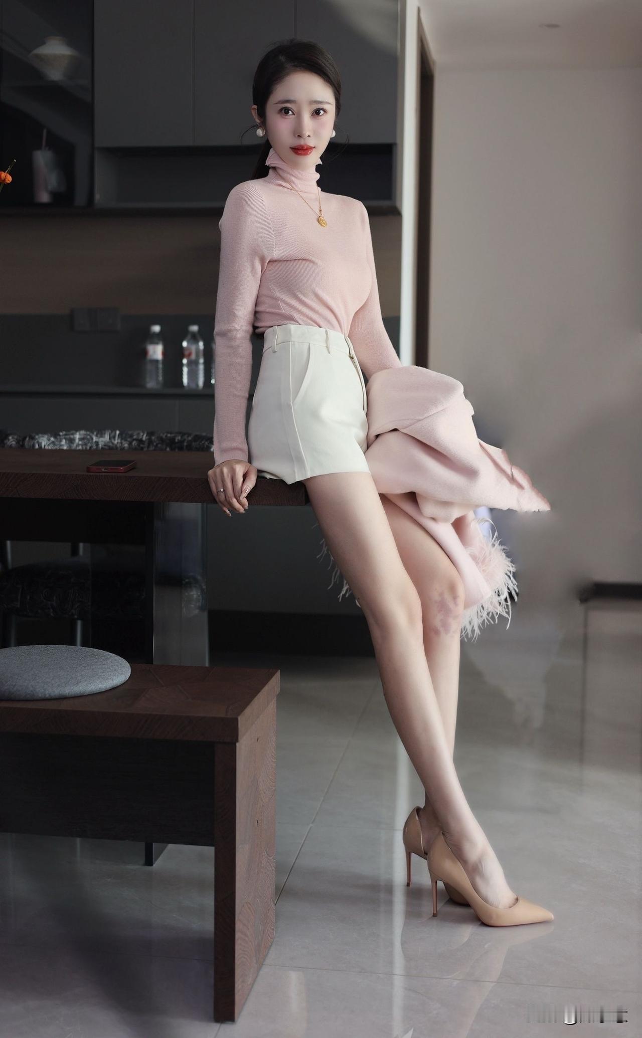 优雅粉外套搭配高跟鞋，时尚又迷人！👗👠