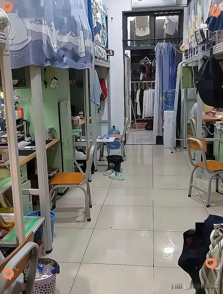 动容了，哈工大的一个辅导员查寝室，发现一个女生床头摆着几袋速食面，桌上一瓶腐乳快