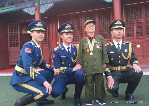 1939年，一个“小男孩”在街上碰见日军教官川岛谷川，随后礼貌地鞠躬。然而，川岛