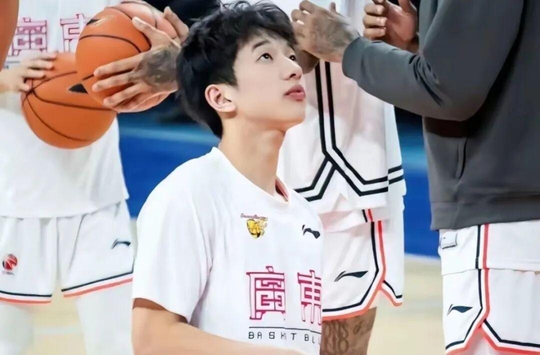 杨溢历练归来回归广东，竞争后场轮换席位杨溢结束在外的历练，正式回归广东男篮