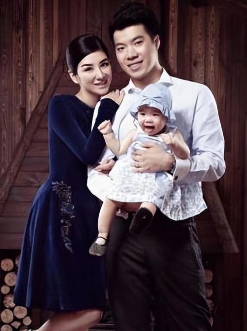 丑男的基因是真强大，黄奕女儿是没遗传到妈妈一丝优点啊​​​