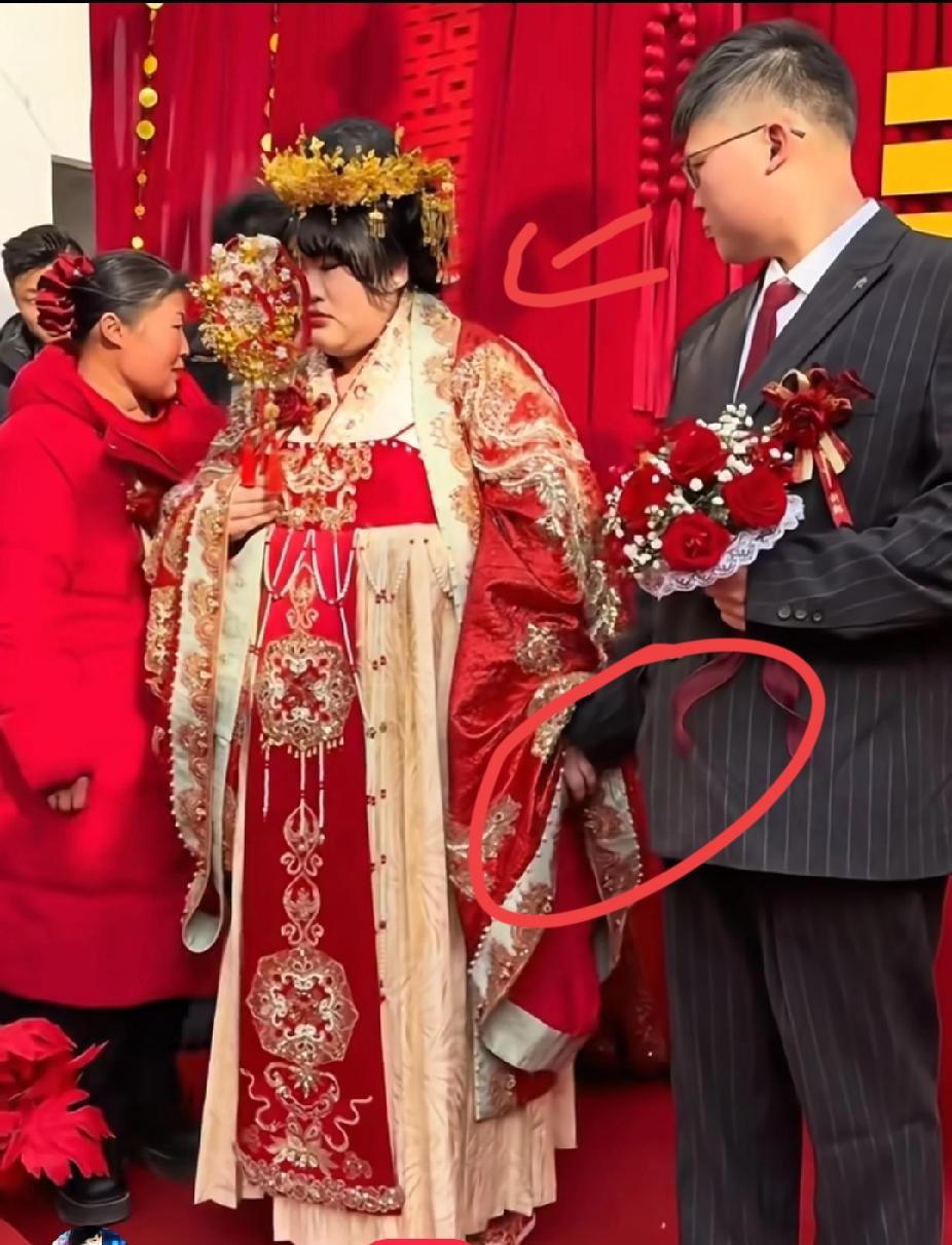 我有预感大衣哥女儿这次选的老公，可不一般，不信你看朱雪梅的手，她对老公肯定是