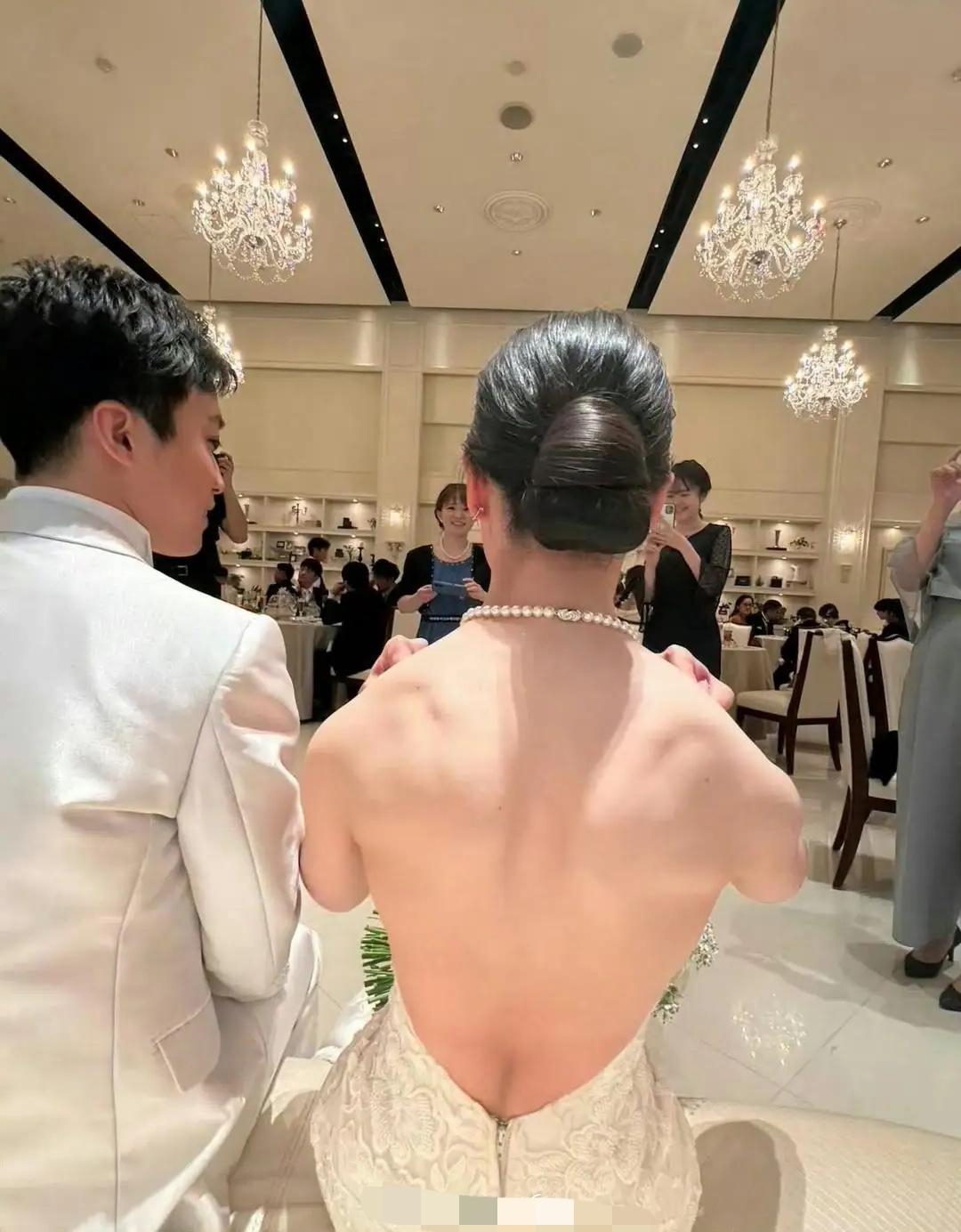 不仔细看还以为两男的结婚呢！这是真娶了个金刚芭比啊！金刚芭比婚礼肌肉cp