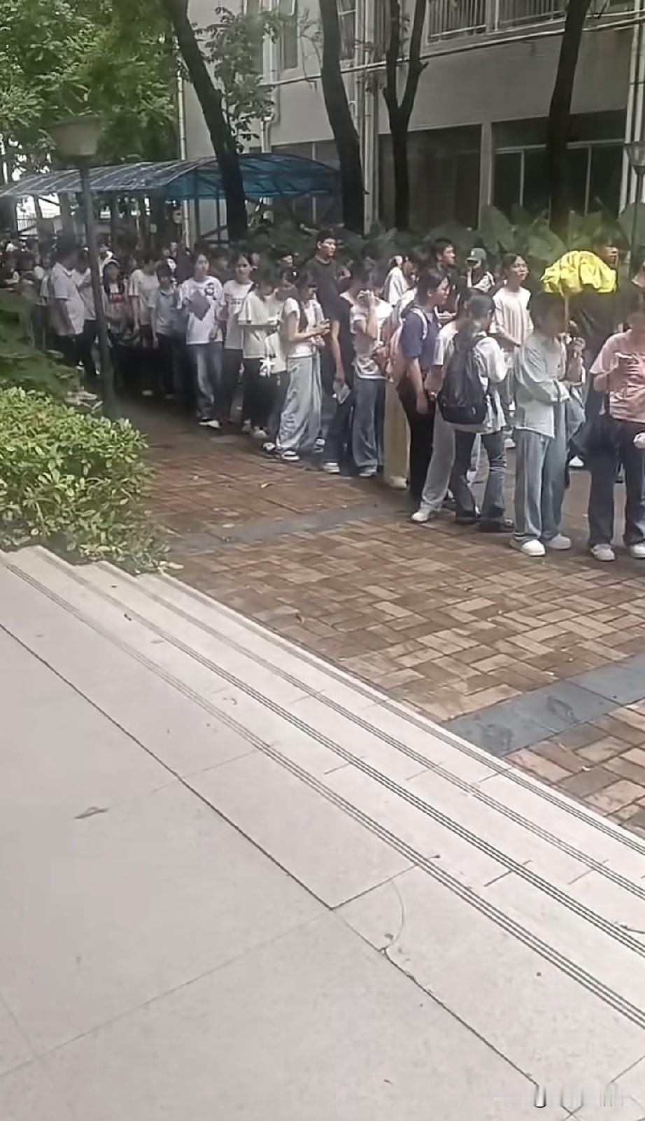 这都是谁家的心肝宝贝，不知道父母知道会不会心疼，她们正在排队面试进厂打螺丝。在