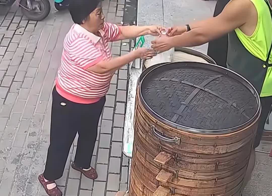 河北一老人推着三轮车干活回家途中，看到路边有卖包子，她准备去买个回家吃，可手一摸