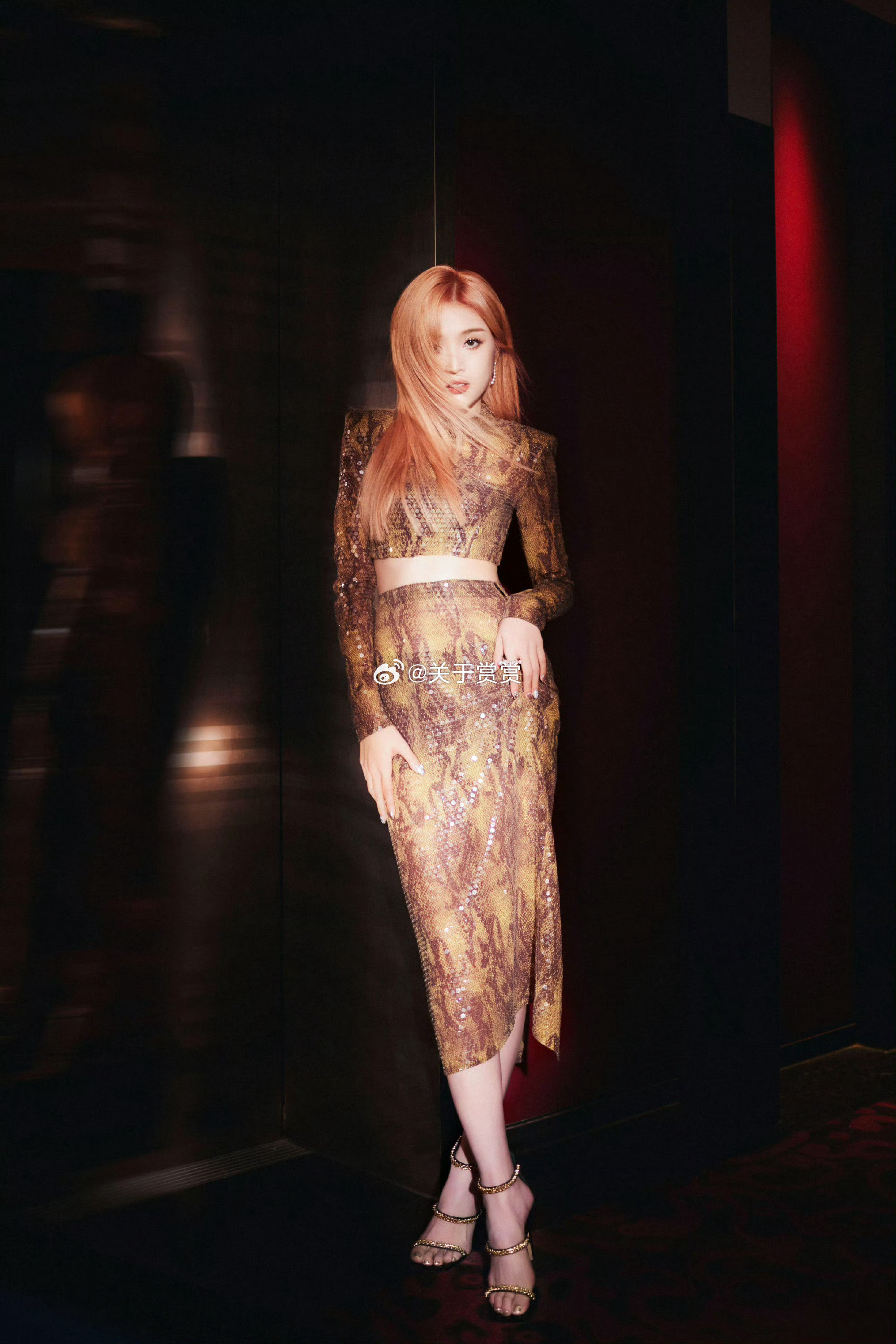 吴宣仪亮片露脐套装裙，勾勒完美腰身