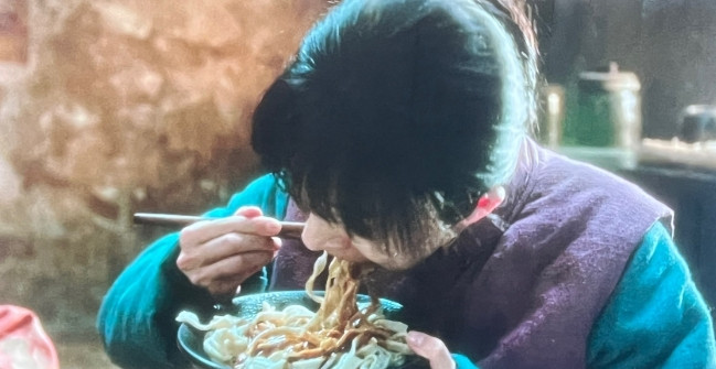 同是《生万物》女演员吃东西，感觉杨幂跟邢菲一对比，这差距就出来了！比如，杨幂
