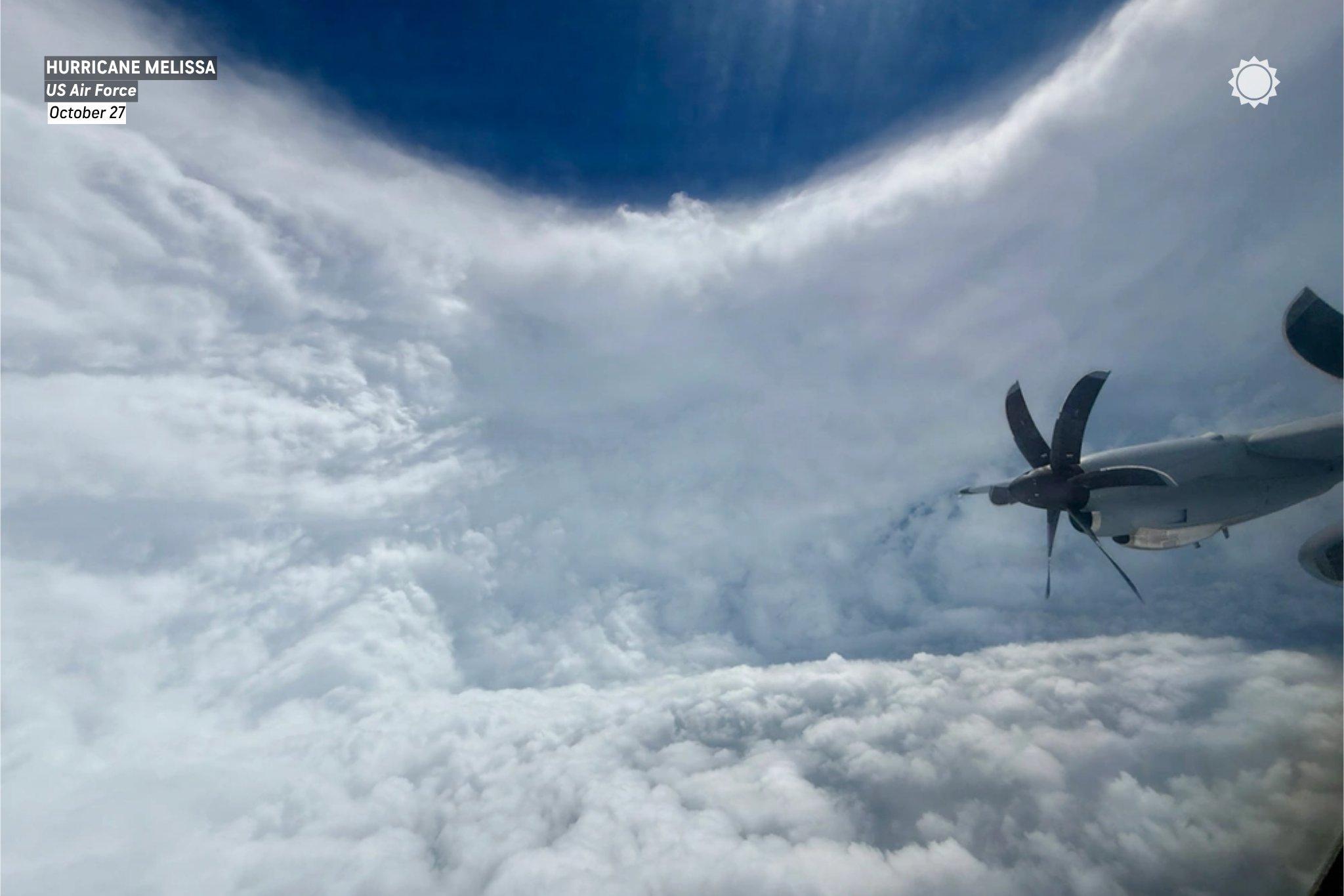 美国空军飓风猎人飞越五级飓风梅丽莎,捕捉到了风暴强大风眼内部的景象。
