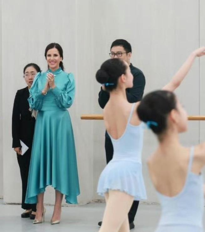 塞尔维亚第一夫人在北京舞蹈学院观看学生跳舞；5月25日下午，塔玛拉夫人在北京舞蹈