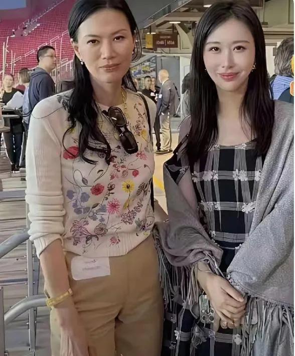 别再研究邓文迪的人脉了，看她和两个女人的合影，就懂了社交的“结界”。和伊万卡，