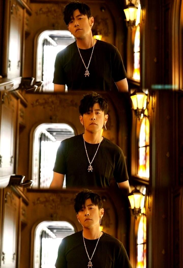 周杰伦这波MV直接给我看笑了！现在网上吵翻了——有人说“周董彻底躺平？走路、