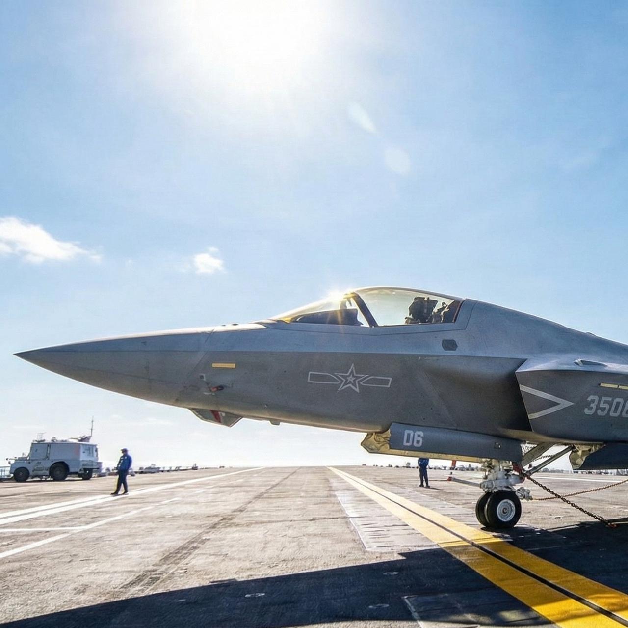 甲板上的隐身飞鲨（军刊画报）