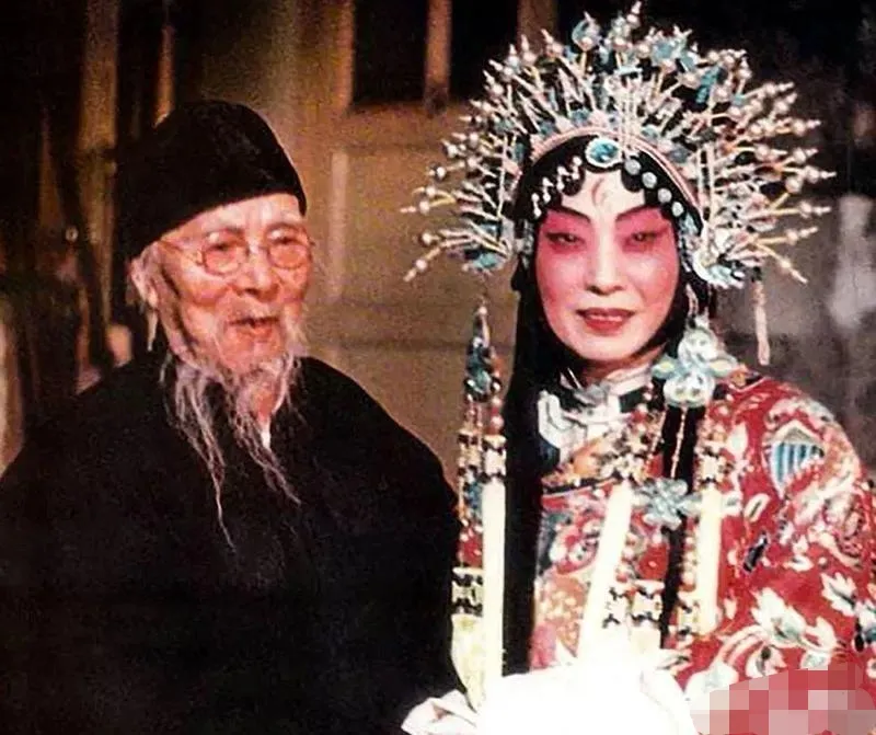 有一次，齐白石应邀做客，这天所到宾客多是达官显贵，只有他穿得寒酸，被人冷落。当梅