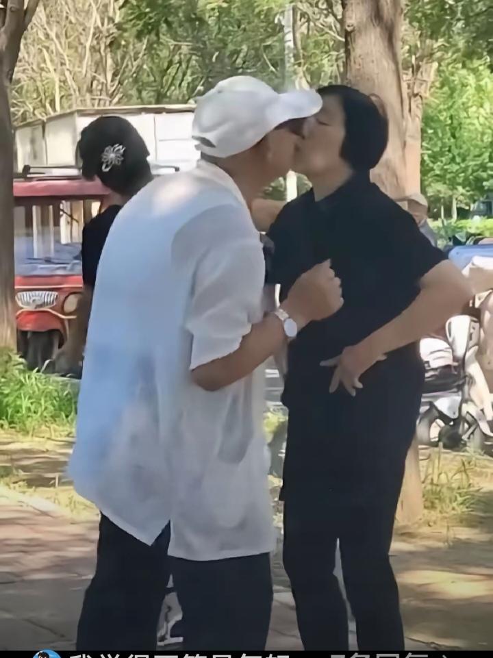 公园这一幕到底是辣眼睛还是活明白了。光天化日之下，朗朗乾坤之中，白帽子大爷竟