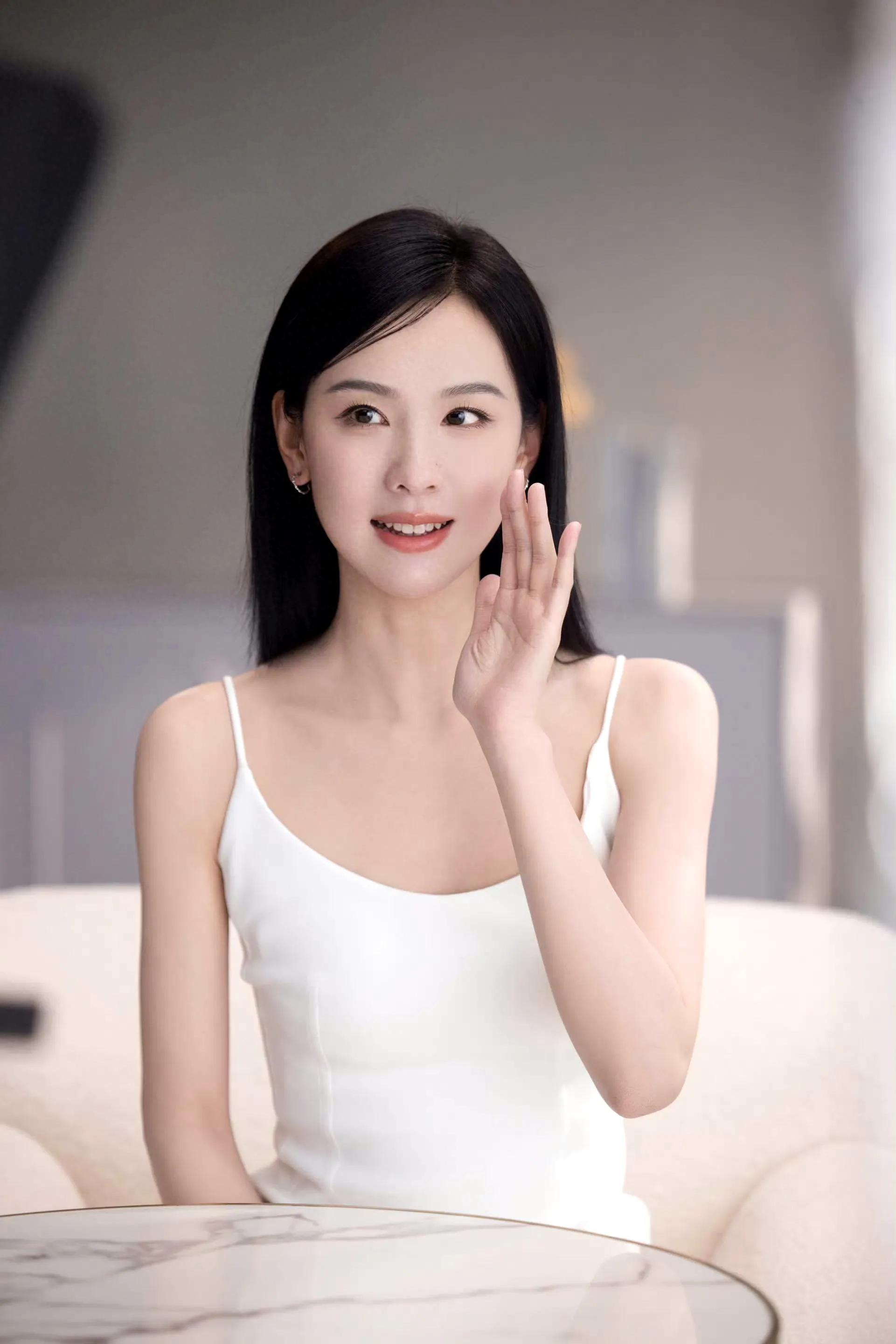 陈都灵古装照现代照，每一个造型都温婉甜美！