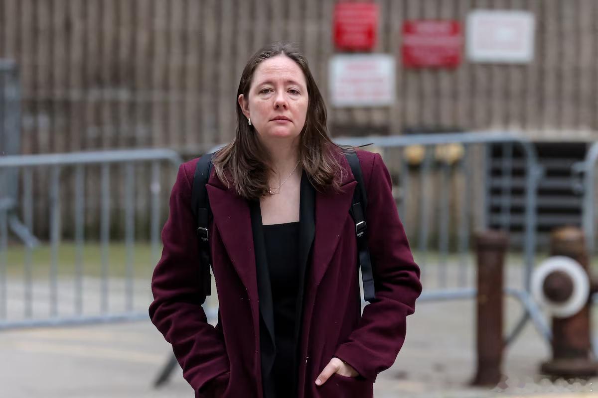 【美国司法部解雇联邦检察官、前FBI局长女儿莫琳·科米】(路透社)-两名知情